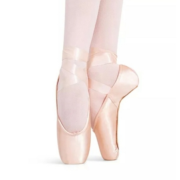 Capezio Tapered Toe (FlexiFirm) Pointe Ballet Shoe - Picture 1 of 11